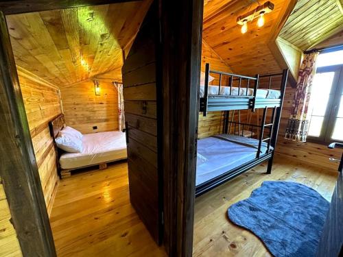 a room with two bunk beds in a cabin at Doğada ahşap minik bir ev. ( Nazende Dağ Evi ) in Akcaabat