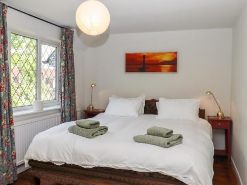 una camera da letto con un letto e asciugamani di Oak Meadow a Hastings