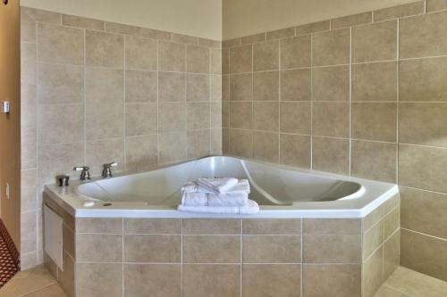 een badkamer met een bad en handdoeken. bij Hilton Garden Inn Las Cruces in Las Cruces