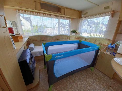 ein kleines Wohnzimmer mit einem Zimmer mit einem Bett darin in der Unterkunft DOMEK holenderski, Ogród, blisko plaży, Gdynia WAKACJE NA LUZIE in Gdynia