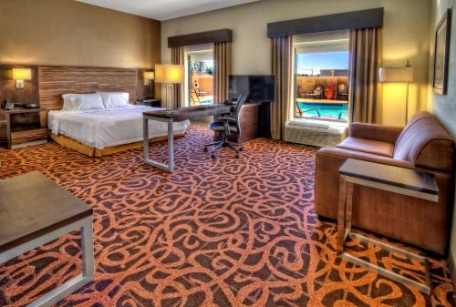 ein Hotelzimmer mit einem Bett und einem Schreibtisch in der Unterkunft Hampton Inn Midland in Midland