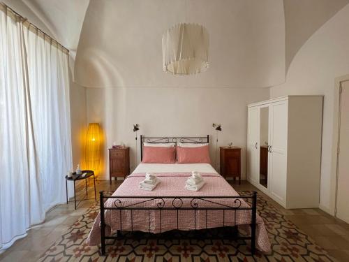 ein Schlafzimmer mit einem großen Bett mit rosa Kissen in der Unterkunft Jasper B&B in Catania
