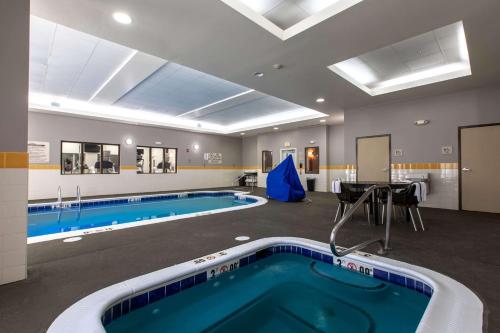 a large swimming pool with a large swimming pool at Hilton Garden Inn Lynchburg in Lynchburg