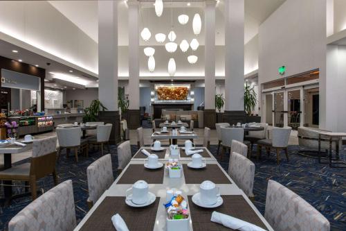 a restaurant with tables and chairs and a bar at Hilton Garden Inn Lynchburg in Lynchburg