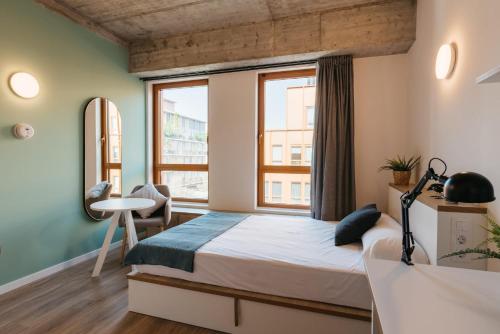 A bed or beds in a room at For Students Studying in Barcelona Only - Stunning Spacious Studios and Private Rooms at Pallars Student Accommodation