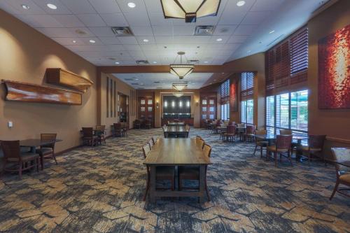 Εστιατόριο ή άλλο μέρος για φαγητό στο DoubleTree by Hilton Bay City - Riverfront