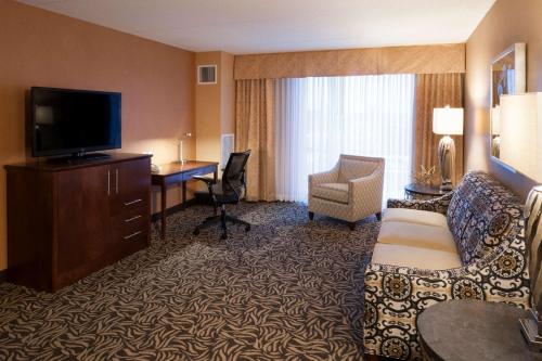 Μια τηλεόραση ή/και κέντρο ψυχαγωγίας στο DoubleTree by Hilton Bay City - Riverfront