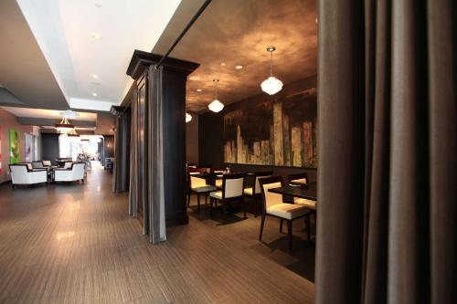 a dining room with tables and chairs in a restaurant at Hilton Garden Inn Olathe in Olathe