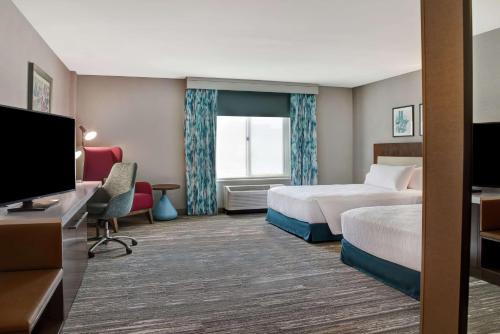 Hilton Garden Inn Kansas City/Kansas tesisinde bir televizyon ve/veya eğlence merkezi