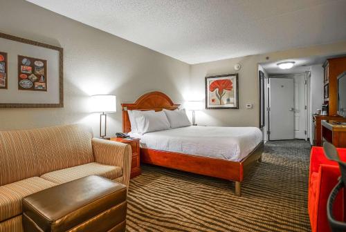 um quarto de hotel com uma cama e um sofá em Hilton Garden Inn Kankakee em Kankakee