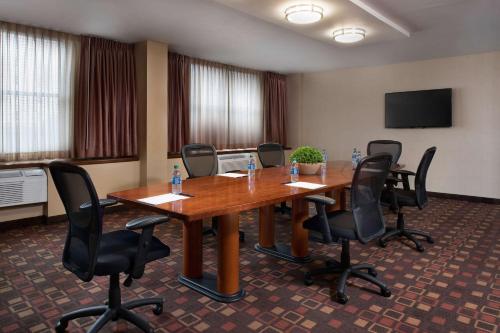 DoubleTree by Hilton Memphis Downtown Image