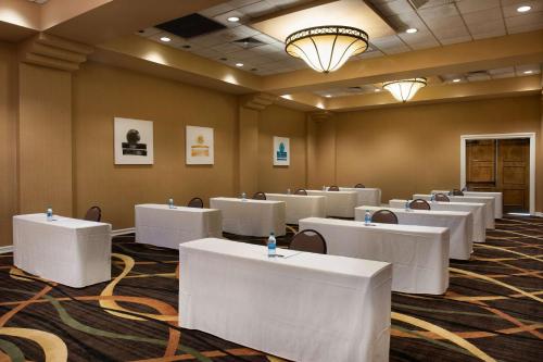 DoubleTree by Hilton Memphis Downtown Image