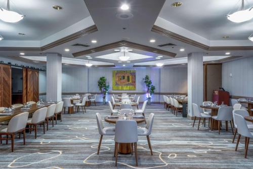Un restaurante o sitio para comer en Hilton Memphis