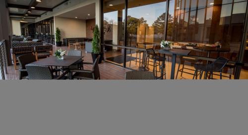 Un restaurante o sitio para comer en Hilton Memphis