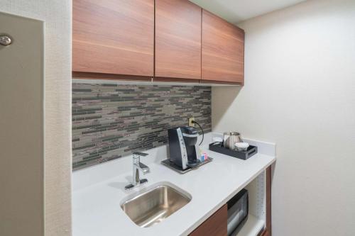 Una cocina o zona de cocina en Hilton Memphis