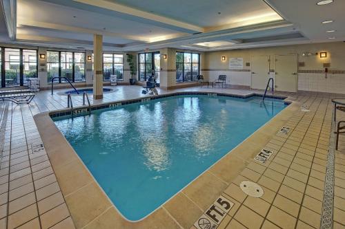 a large swimming pool in a hotel lobby at Hilton Garden Inn Memphis/Southaven in South Haven