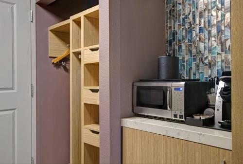 a microwave sitting on a counter in a kitchen at Hilton Garden Inn Memphis/Southaven in Southhaven