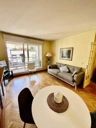 un salon avec un canapé et une table dans l'établissement Appartement Chevaleret, à Paris