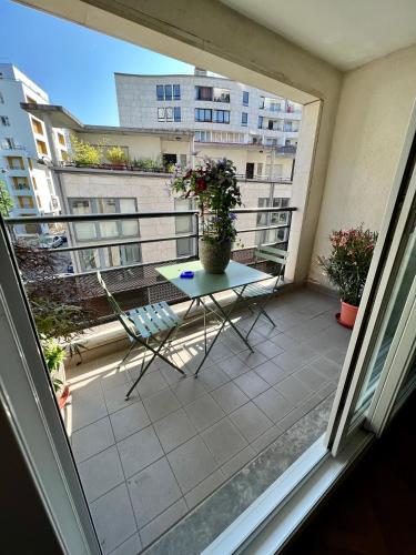 balcón con mesa y sillas en Appartement Chevaleret, en París