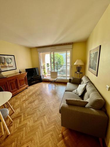 sala de estar con sofá y mesa en Appartement Chevaleret, en París