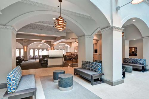 eine Lobby mit Sofas und Stühlen in einem Gebäude in der Unterkunft Embassy Suites by Hilton Miami International Airport in Miami