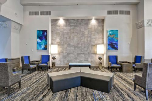 Гостиная зона в Embassy Suites by Hilton Miami International Airport