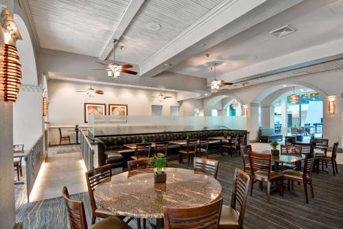 Ресторан / где поесть в Embassy Suites by Hilton Miami International Airport