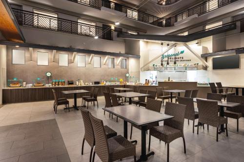 Ресторан / где поесть в Embassy Suites by Hilton Miami International Airport