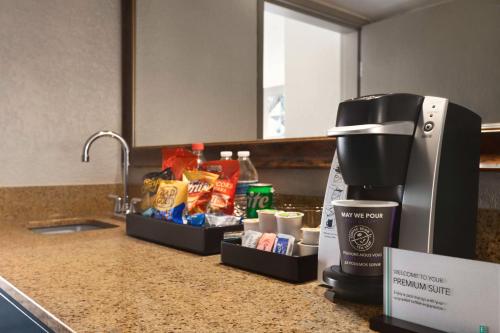 Кухня или мини-кухня в Embassy Suites by Hilton Miami International Airport
