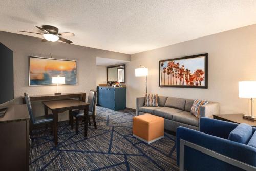 Гостиная зона в Embassy Suites by Hilton Miami International Airport