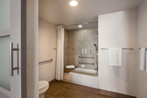 Ванная комната в Embassy Suites by Hilton Miami International Airport