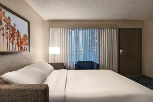 Кровать или кровати в номере Embassy Suites by Hilton Miami International Airport