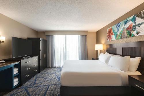 Кровать или кровати в номере Embassy Suites by Hilton Miami International Airport