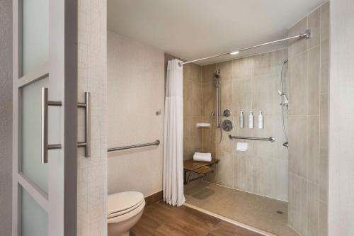 Ванная комната в Embassy Suites by Hilton Miami International Airport