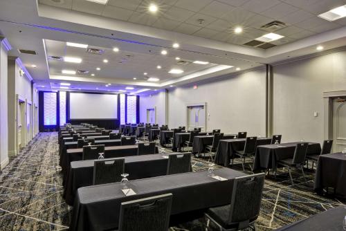 Бизнес-центр и/или конференц-зал в Embassy Suites by Hilton Miami International Airport