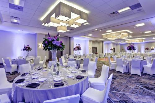 Ресторан / где поесть в Embassy Suites by Hilton Miami International Airport