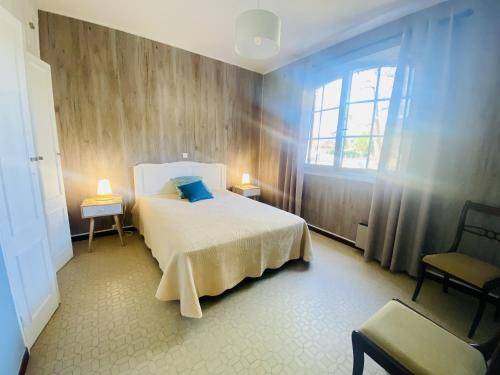 ビスカロッスにある146 RUE DES CHEVREUILS -024のベッドルーム(白いベッド1台、窓付)