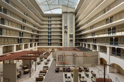 una vista al termio de un edificio con mesas y sillas en Embassy Suites by Hilton Milpitas Silicon Valley, en Milpitas