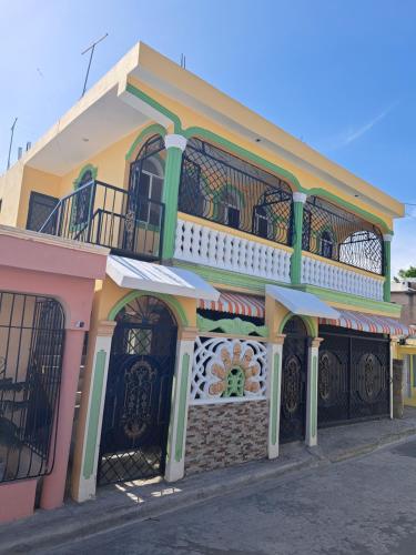 een gebouw met een balkon erboven bij Casa de Marilyn in Andrés