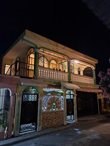 a building with a balcony on top of it at night at Casa de Marilyn in Andrés