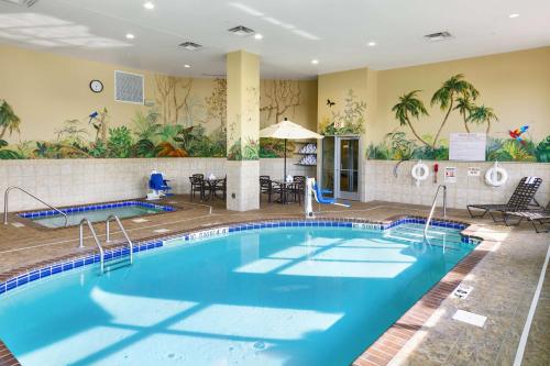 una piscina en una habitación de hotel con un hotel en Hilton Garden Inn Mankato Downtown, en Mankato