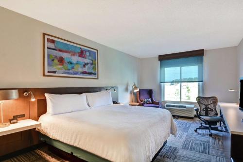 a hotel room with a large bed and a window at Hilton Garden Inn Mobile East Bay / Daphne in Daphne