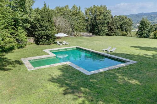an overhead view of a swimming pool in a yard at Cottage São Veríssimo in Figueiredo