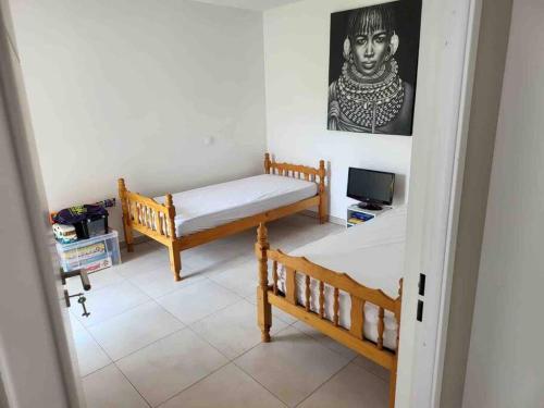- une chambre avec deux lits et une photo d'une femme dans l'établissement VILLA VACANCES, à Vias