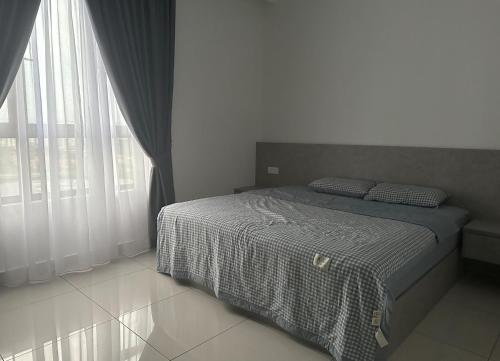 a bedroom with a bed and a large window at Fiifo TenKinrara-Pavillion-IOI Mall-SunwayPyramid in Puchong