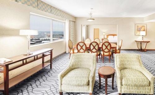 聖保羅的住宿－聖保羅市中心希爾頓逸林酒店，酒店客房带桌椅,房间