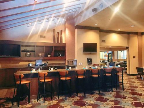 Restoran atau tempat lain untuk makan di DoubleTree by Hilton St Paul Downtown