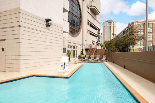 - une piscine au milieu d'un bâtiment dans l'établissement Embassy Suites by Hilton New Orleans Convention Center, à La Nouvelle-Orléans