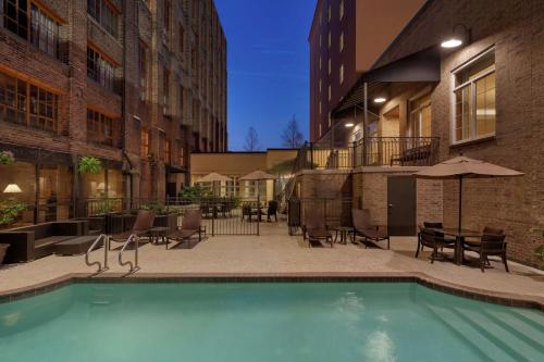 a swimming pool in the middle of a building at Hampton Inn and Suites New Orleans Convention Center in New Orleans