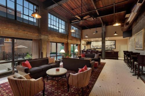 Hampton Inn and Suites New Orleans Convention Center Image